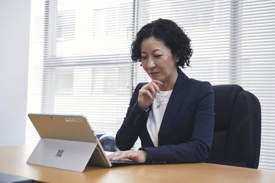 集中して業務に取り組むプロフェッショナル