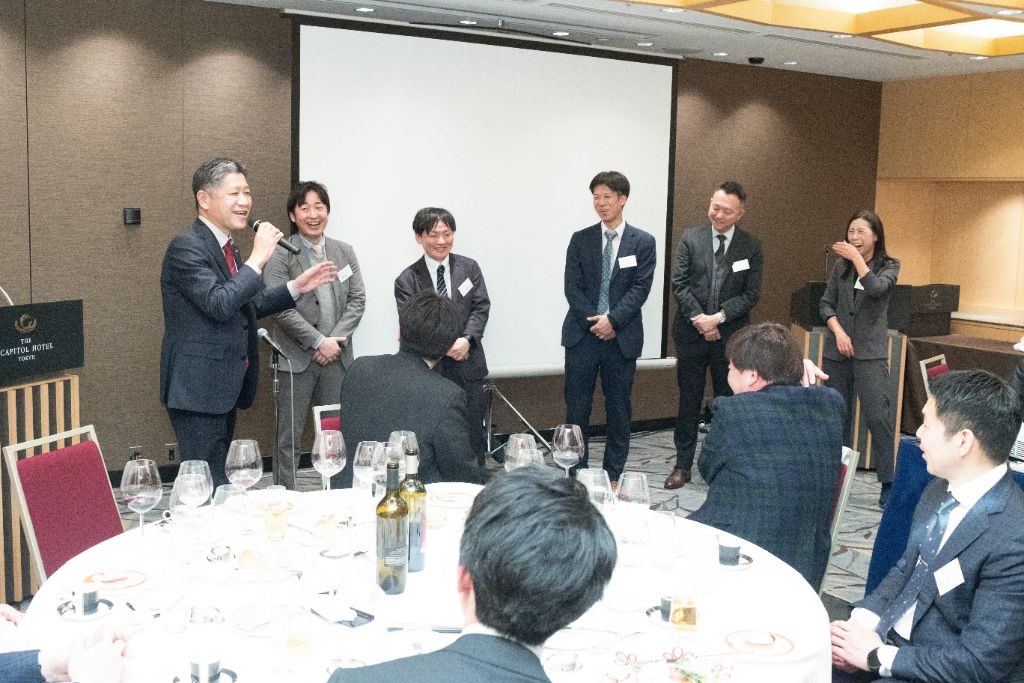 会場前方では、参加メンバーの紹介やスピーチが行われました。