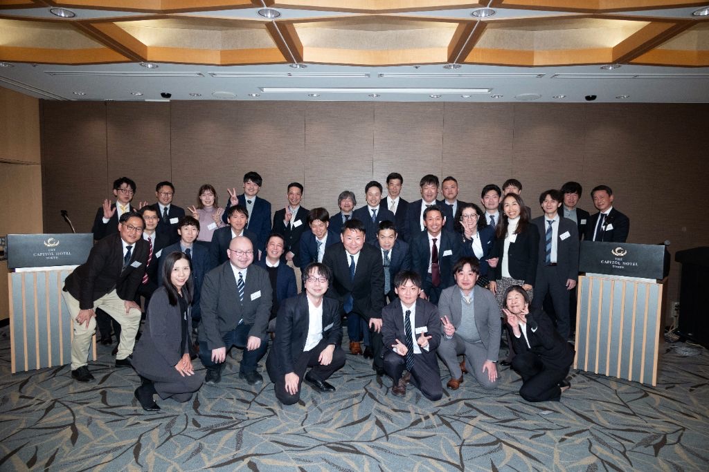 全社大会の締めくくりには、会場全体での集合写真も撮影されました。