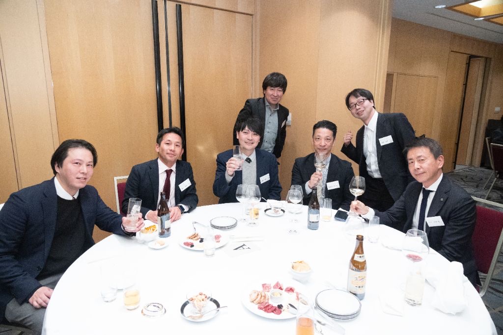 各テーブルでは、笑顔あふれる歓談の時間が広がりました。