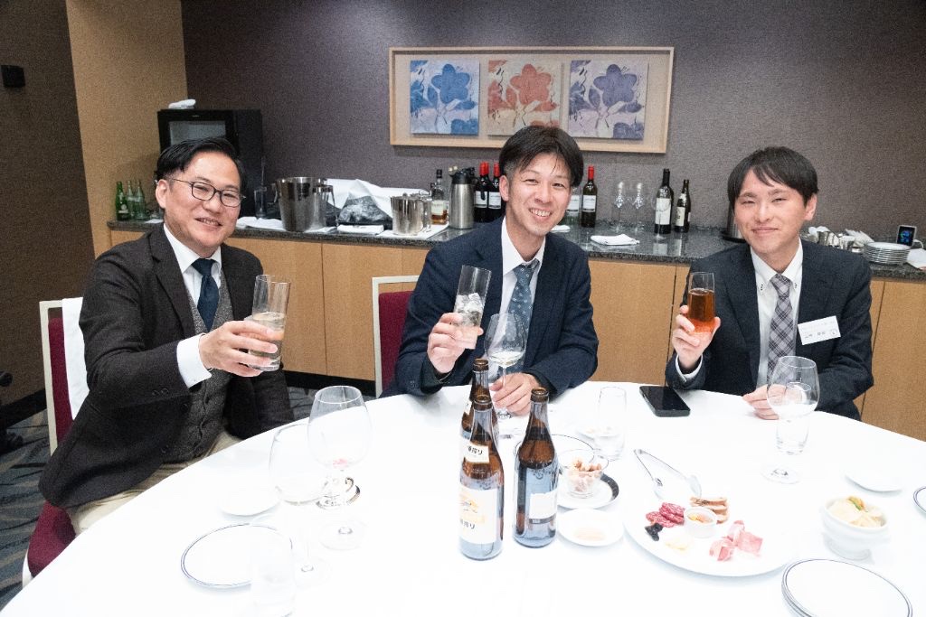 乾杯をきっかけに、会場のあちこちで親睦が深まりました。